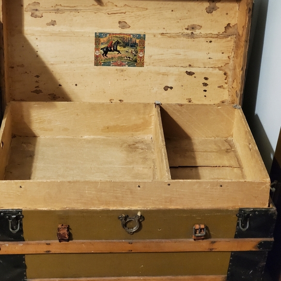 Antique steamer trunk - Picture 2 of 4